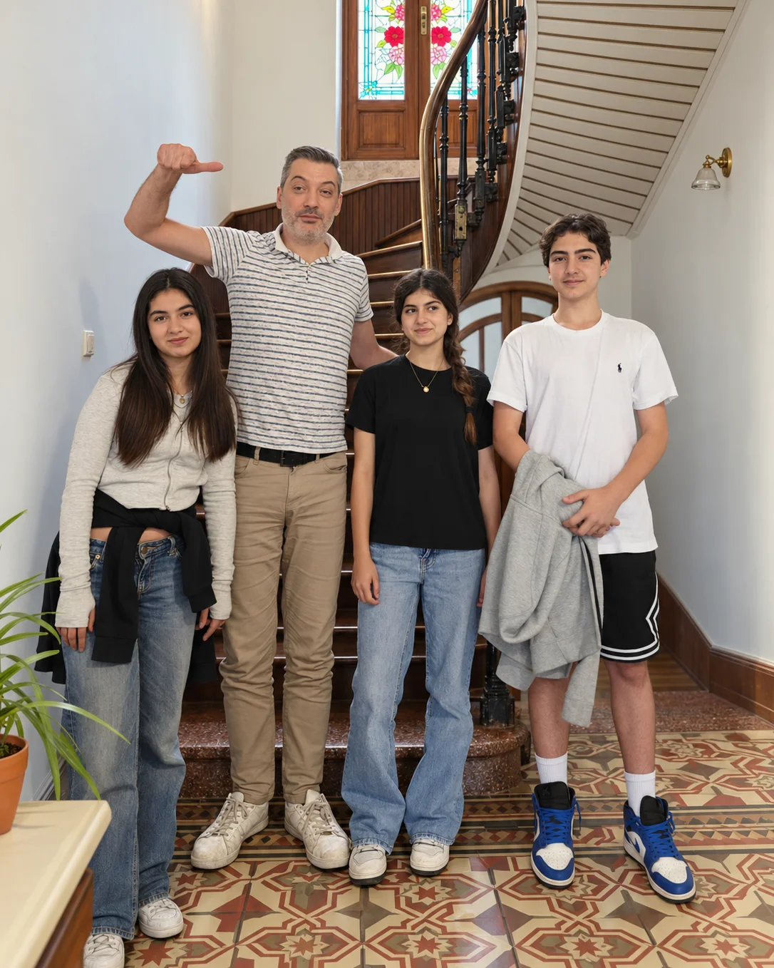 Ozan Rona ve öğrenciler merkezin merdiveninde