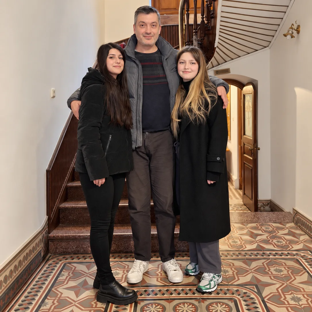 Ozan Rona ve iki öğrencisi köşkün merdiveninde